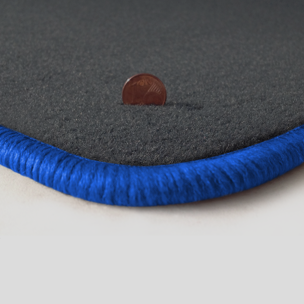 Eine Ecke als Beispiel einer Fussmatte Velours dunkelgrau mit Rand in royalblau.