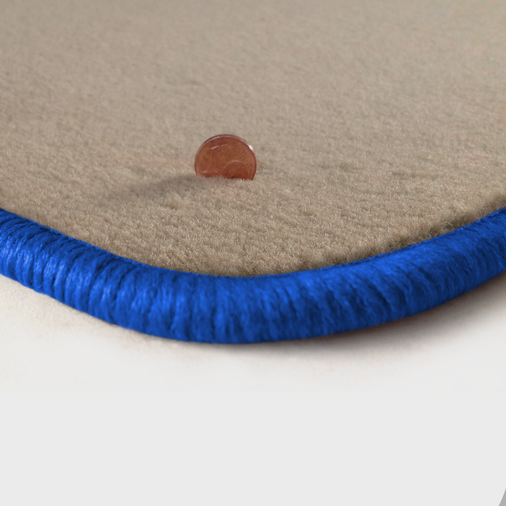 Eine Ecke als Beispiel einer Fussmatte Velours beige mit Rand in royalblau.
