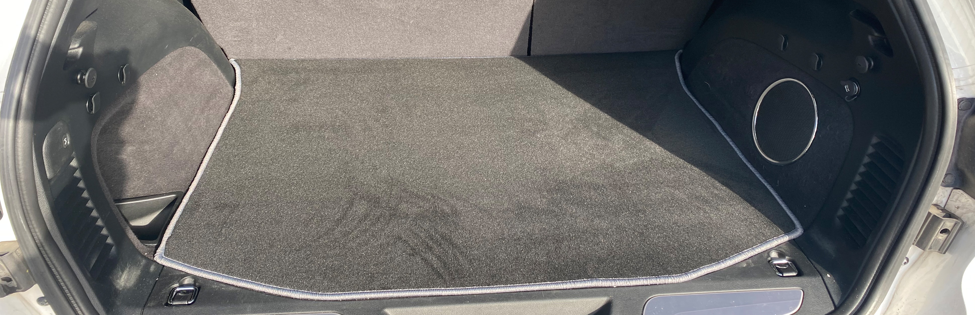 Eine Kofferraummatte / Teppich in einem Jeep Grand Cherokee.